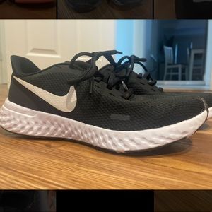 Women’s Nike Sneaker, Size 7.5